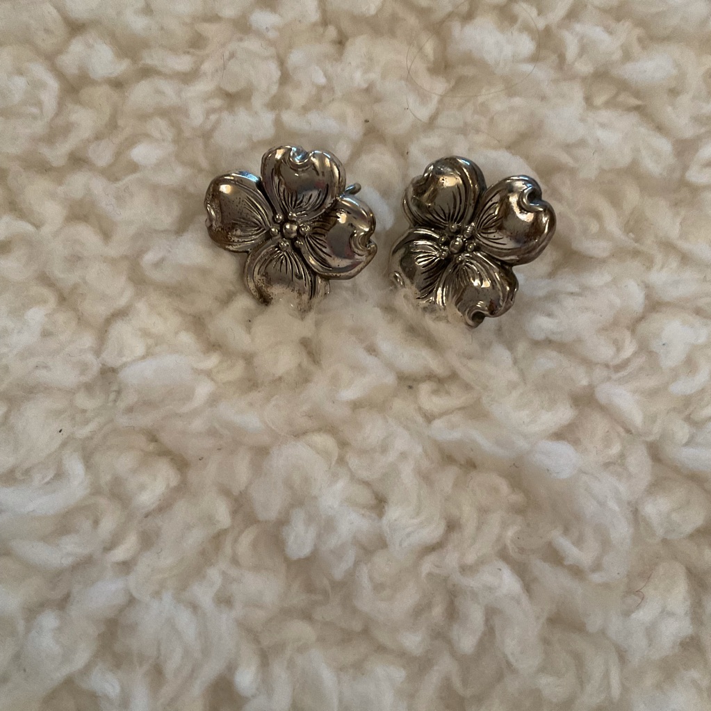 Danecraft Vintage Sterling Dogwood Screw Back Earrings 22$